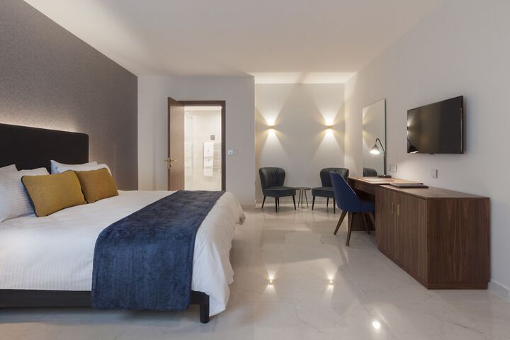 Room 3 of 70