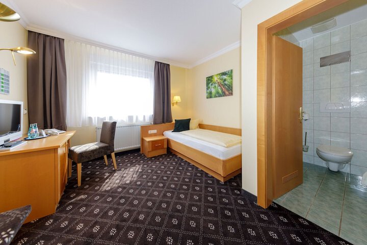 Room 3 of 28