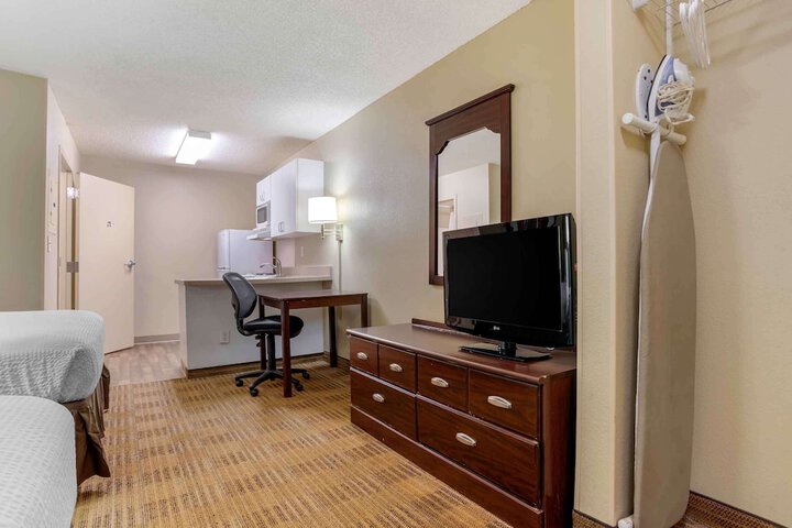 Double Accessible Queen Size Bed (2 of 6)
