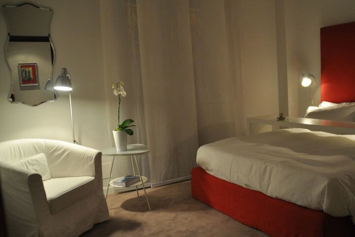Room 4 of 12