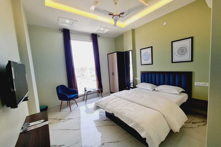 Room 9 of 39