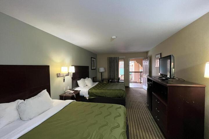 2 Queen Beds (9 of 9)
