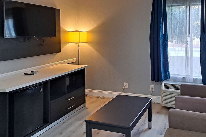 Suite Queen Bed (1 of 3)