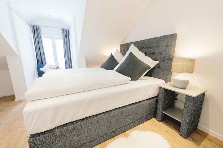 Room 2 of 27