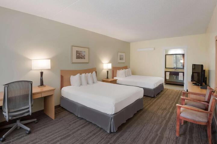 2 Queen Beds Internet, Microwave, Refrigerator in Room Dvd Continental Breakfast (6 of 10)