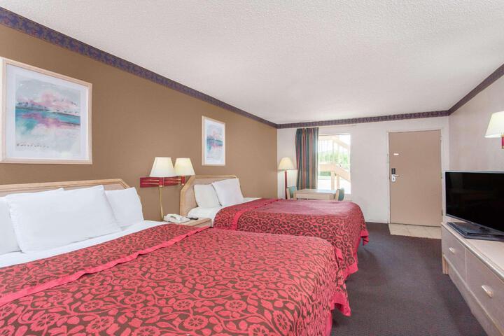 1 Queen Bed (3 of 11)