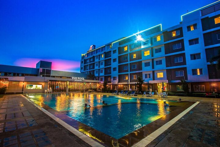 Hotel Pool