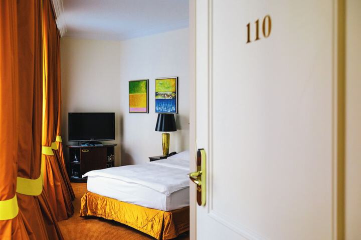 Room 8 of 66