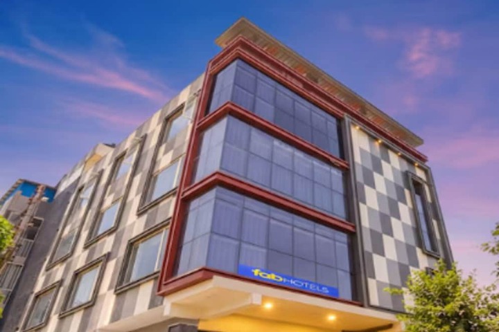 FabHotel Royale 116- Nr. Supertech Medicare Polyclinic Noida