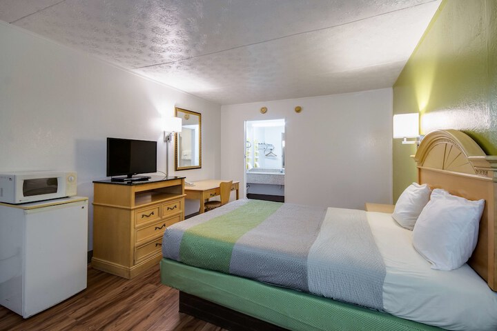 Deluxe Room 1 Queen Bed Refrigerator, Microwave (3 of 16)