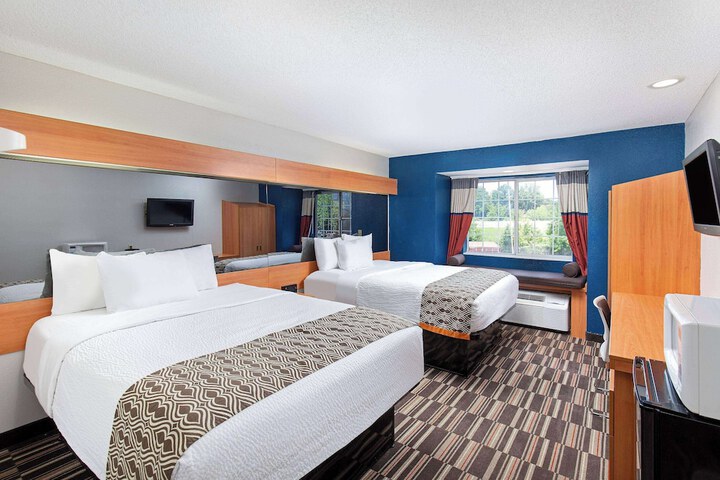 1 Queen Bed Accessible (31 of 32)
