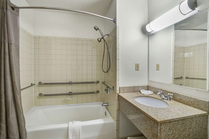 Room 21 of 28