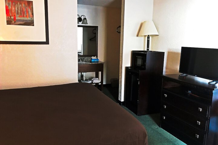 1 King Bed (2 of 11)