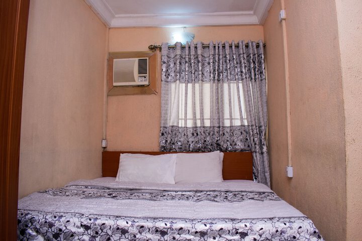 Room 11 of 18