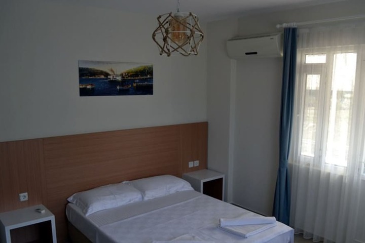 Room 2 of 33