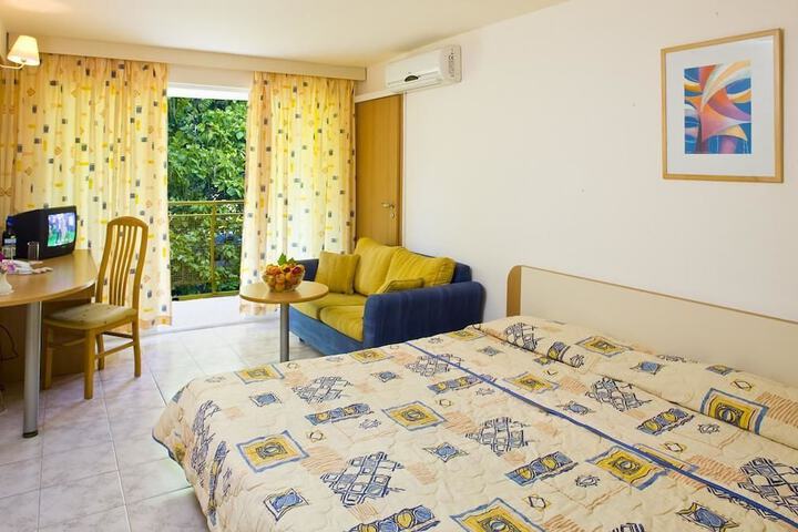 Room 4 of 42