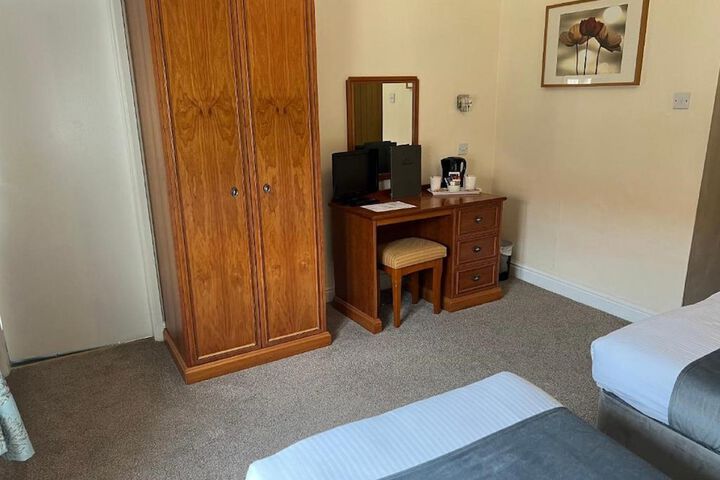 Room 28 of 83