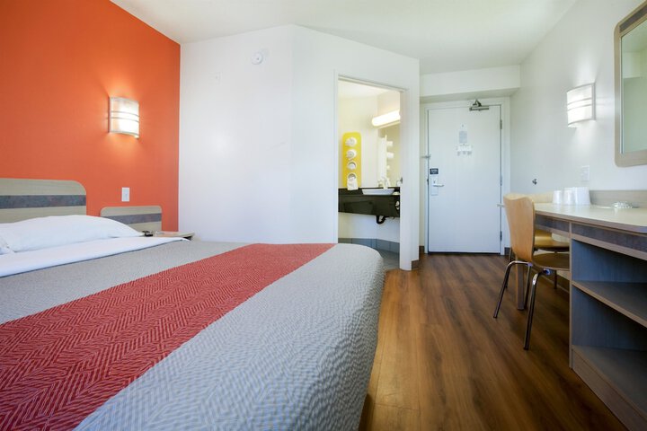 1 Queen Bed (3 of 15)