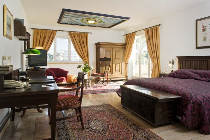 Room 9 of 150
