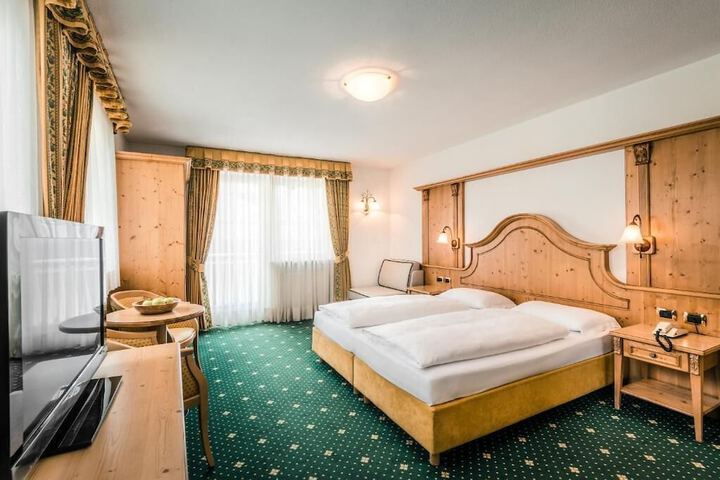 Room 2 of 33