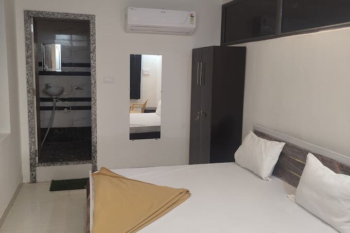 Room 6 of 8