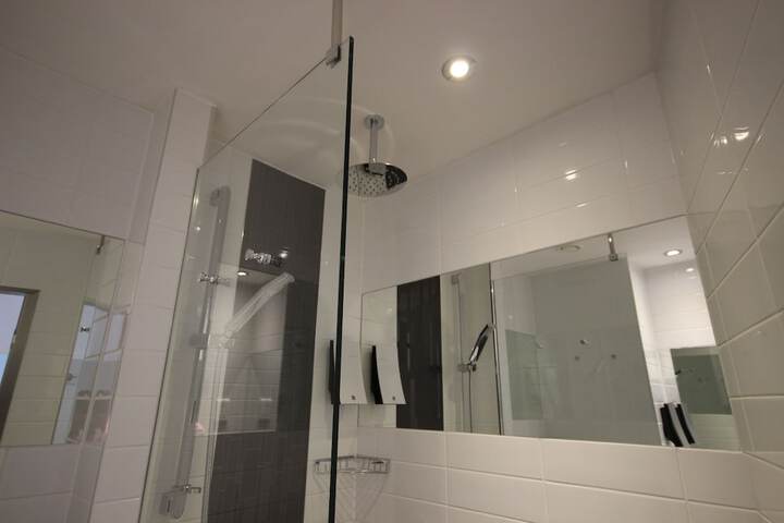 Room 4 of 40