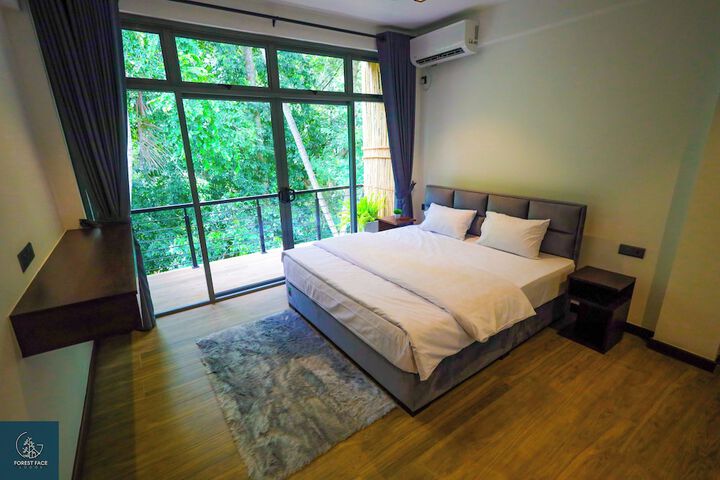 Room 11 of 28
