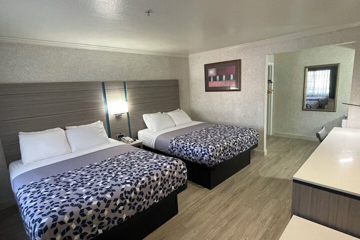 Double Deluxe King Bed (6 of 14)