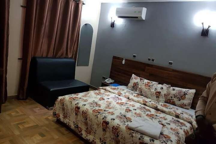 Room 2 of 39
