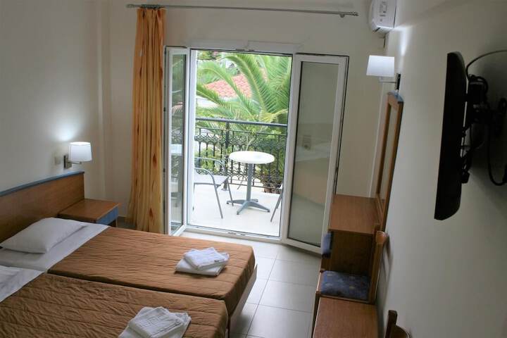 Room 4 of 25