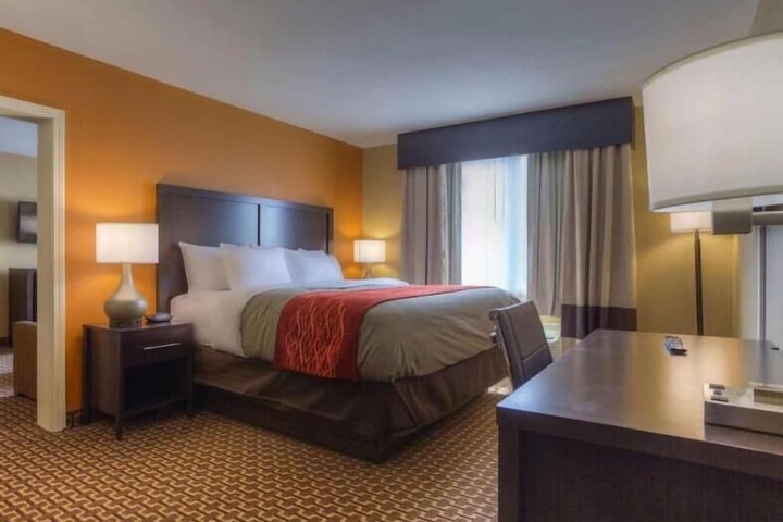 1 King Bed (2 of 14)