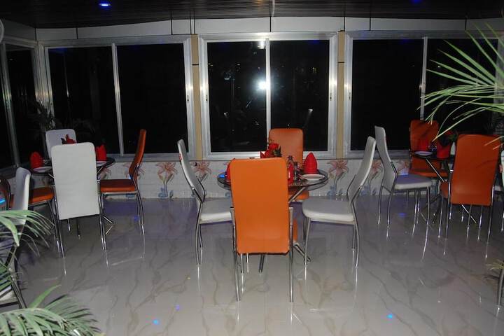 Dining 45 of 50