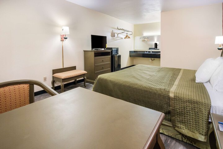 1 King Bed (3 of 6)