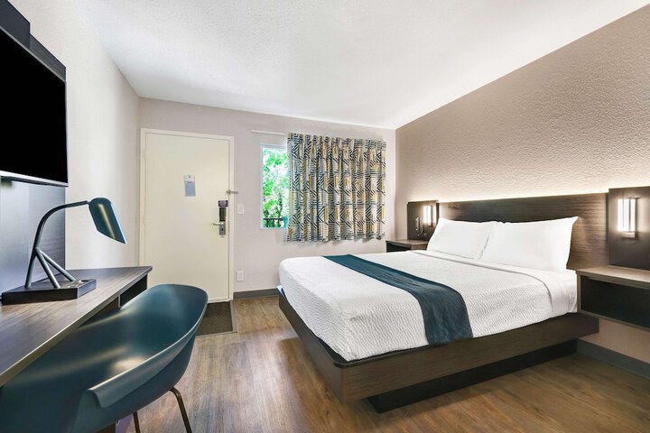 Room 4 of 36