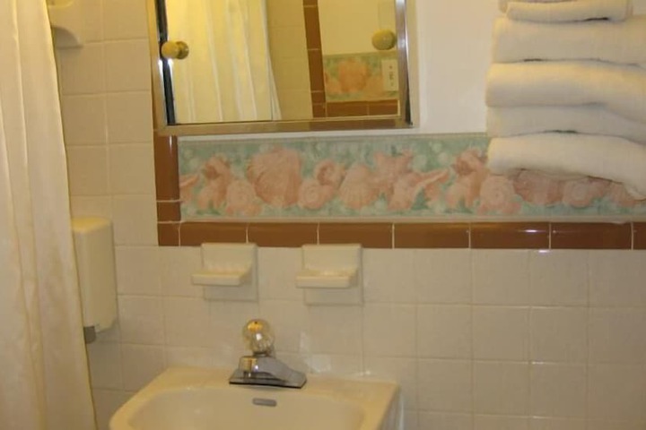 Room 12 of 16