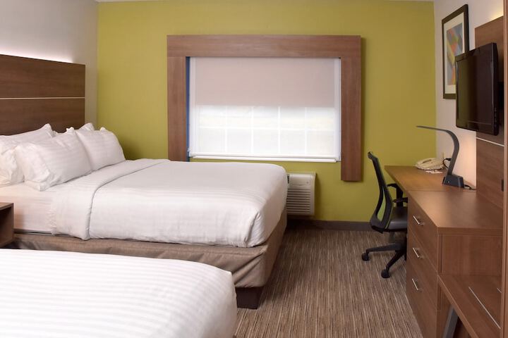 2 Queen Beds (3 of 5)