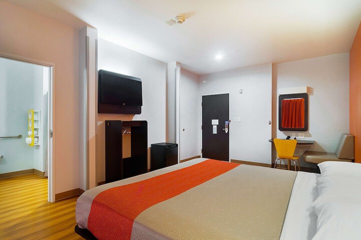 Room 14 of 38