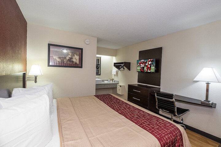 Deluxe King Bed (5 of 12)