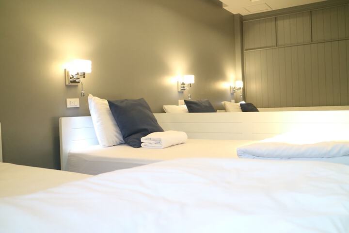 Room 9 of 32