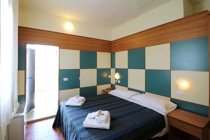 Room 7 of 150