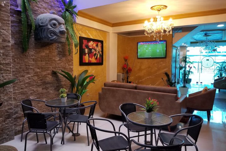 Lounge 26 of 37