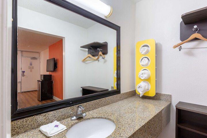 Room 32 of 49