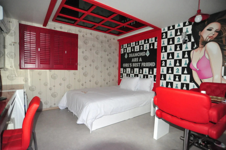 Room 8 of 10