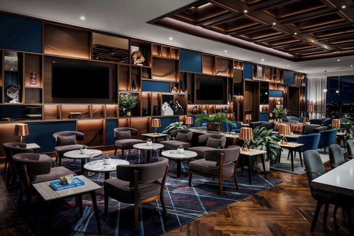 Lounge 72 of 120