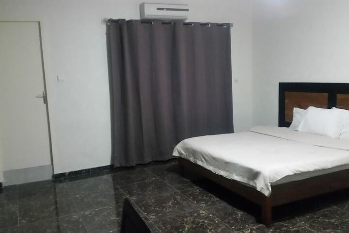 Room 9 of 16