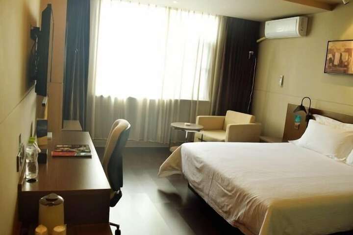 Room 27 of 37