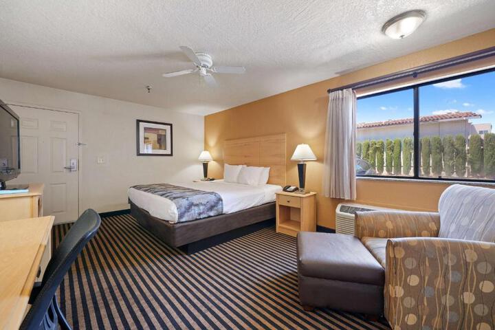 1 King Bed Business Desk Microwave and Refrigerator High Speed Internet Accessible Safe (7 of 20)