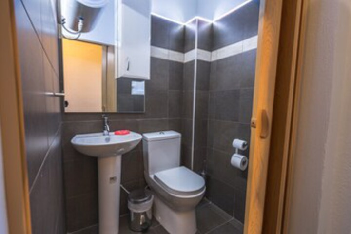 Room 5 of 18