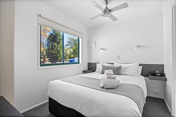 Room 10 of 93