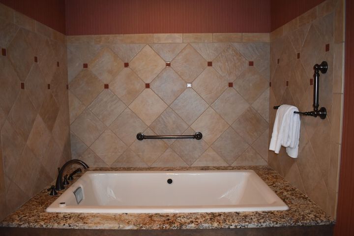 Deep soaking bathtub
